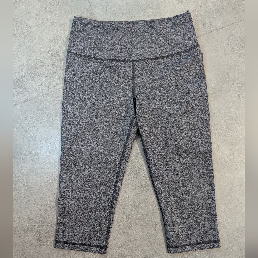 Victoria's Secret Sport Capri Leggings Gray Small Athletic NWOT Workout Pants